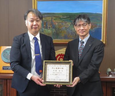 市長に受賞を報告する様子（左が中嶋医師）