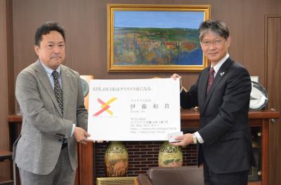 岡部実行委員長と市長の写真