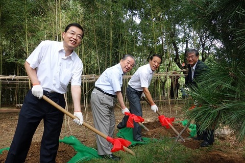 記念植樹の様子