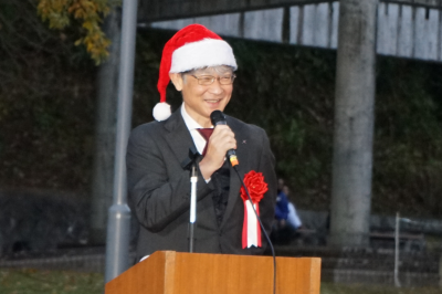 あいさつする伊藤クリスマス市長