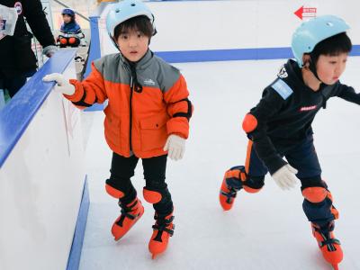 スケート体験を楽しむ子どもたちの様子