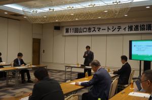 挨拶をされる会長