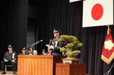 式典で式辞を述べる市長