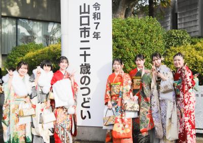 看板の前で記念撮影を行う参加者
