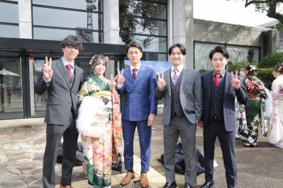 記念撮影を行う参加者