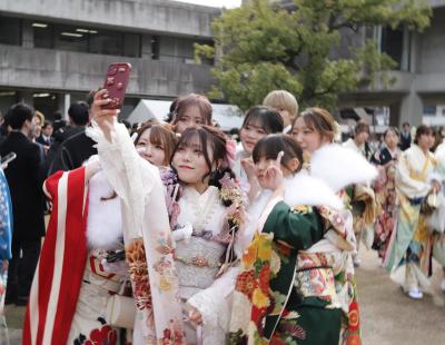 記念撮影を行う参加者