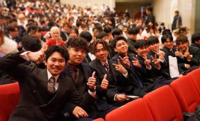 市民会館大ホールで記念撮影を行う参加者