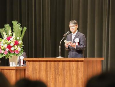 記念式典で式辞を述べる市長