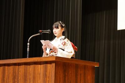 二十歳を迎えての決意を述べる本廣さん