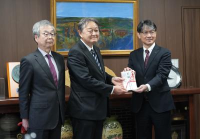 記念撮影の様子（左から、湯田温泉旅館協同組合の吉本康治専務理事、かめ福オンプレイスの梅林義彦代表取締役社長、市長）