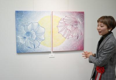 絵画「赤と青」と吉田さんの写真