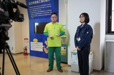 バッテリーや小型充電式電池の処理の仕方について説明を受ける様子