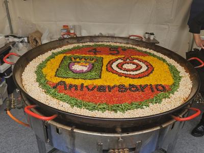 市章がデザインされたパエリア