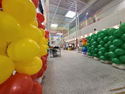スペイン国旗とパンプローナ市旗をイメージした会場装飾
