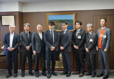 出席者による記念撮影の様子