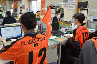 「山口市レノファ山口FC応援ウィーク」の取り組みの一環として、職員がユニフォーム等を着用し、業務を行う様子