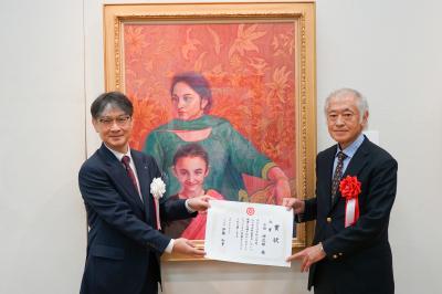 大賞受賞作と小田さん（右）、市長（左）