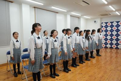 大殿小学校合唱部が歌声を披露されている様子