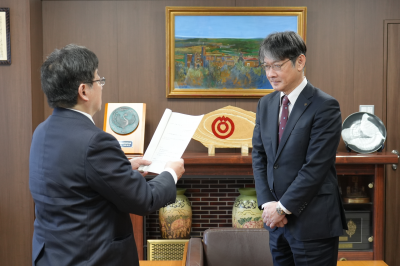 答申書を手渡す山口市特別職報酬等審議会の濱島清史会長（左）と市長（右）