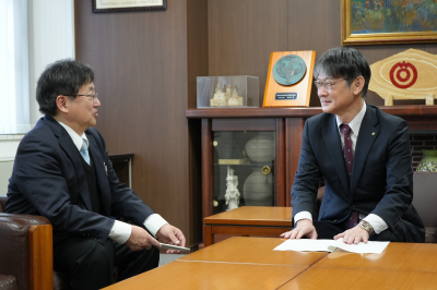 答申書を手渡す山口市特別職報酬等審議会の濱島清史会長（左）と市長（右）