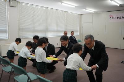 ランドセルカバーを園児たちに手渡す様子