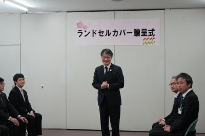 市長が関係者や園児たちにあいさつする様子