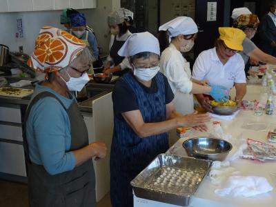 地元の旬な野菜を使って地域の方々にお料理を学びます。お料理を学びながら世代間の交流を楽しむことができました。
