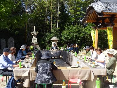 再建された八十七番札所（正福寺）境内にてお接待料理を参加者全員で頂きました。