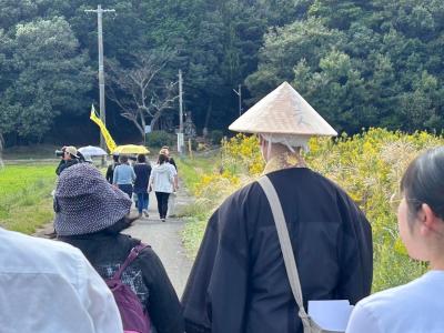 お遍路体験の様子。道中、遍明院のご住職の貴重なお話を聞くことができました。
