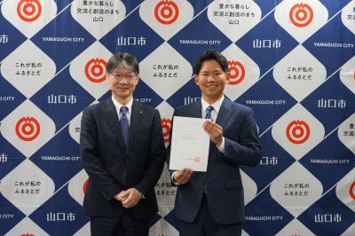 辞令を手にする中田さん（右）と市長