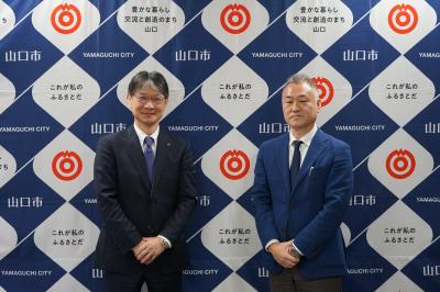 記念撮影をする眞田さん（右）と市長