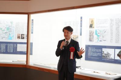 竹本教授による展示解説の様子