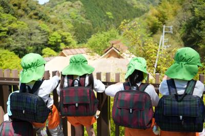 展望台から景色を眺める園児の皆さん