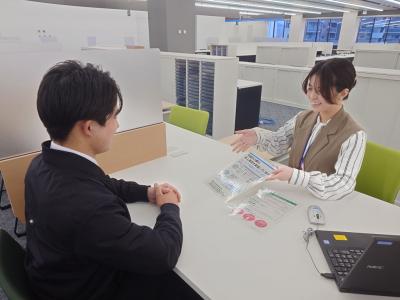 窓口で来庁者の対応をする職員の画像