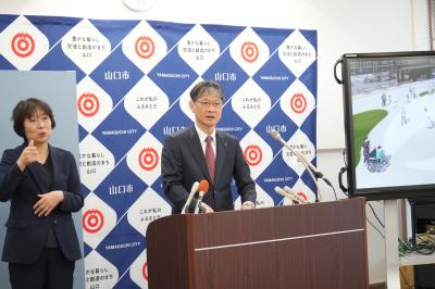 4月定例記者会見の様子