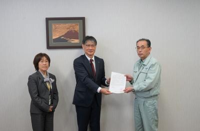 要請書を手渡す市長