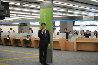 開庁を宣言する市長