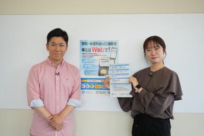 yab山口朝日放送の田中アナウンサー（左）と収納課の糸山さん（右）