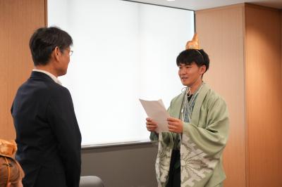 山口市観光アンバサダーとしての決意表明をする山近隼士さん（右）