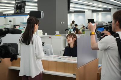 窓口サービスを体験する様子