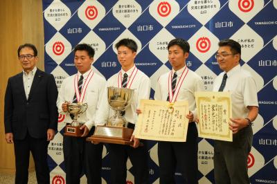 記念撮影の様子（左から副市長、山崎海堂選手、村田蒼磨選手、村田主将、藤井栄治顧問）