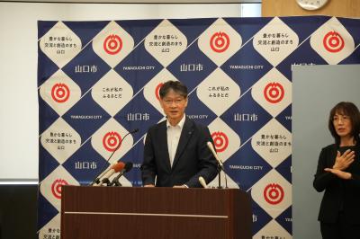 定例記者会見の様子