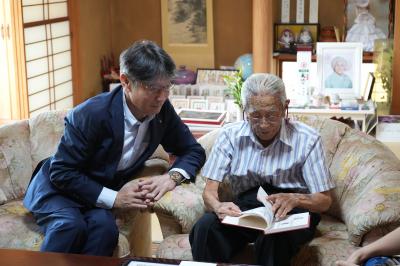 三好さんの自作の句集を市長に紹介される様子