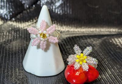 参考作品（ビーズをつなげて作成した花の小物）