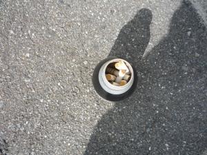 たばこの吸い殻が入った缶