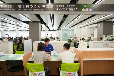 移住を考えている方の相談に対応する様子