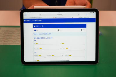 タブレットを使って、分かりやすい説明と、手続きの簡素化を両立します
