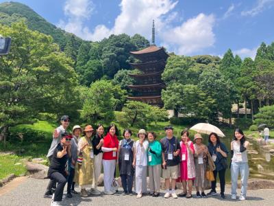 瑠璃光寺五重塔を訪れた訪問団の皆さん