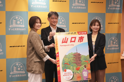 記念撮影(右から、「株式会社 地球の歩き方」のコンテンツ事業部部長 兼 編集長の由良暁世さん、市長、「株式会社 地球の歩き方」コンテンツ事業部 出版編集室 室長代理 兼 デジタルチーム長の日隈理絵さん)