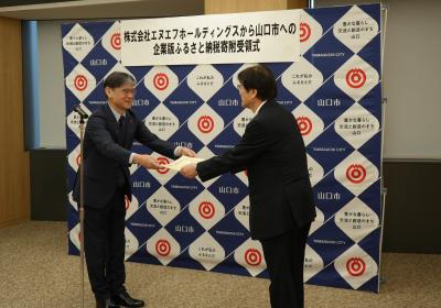 感謝状を受け取る高橋代表取締役会長